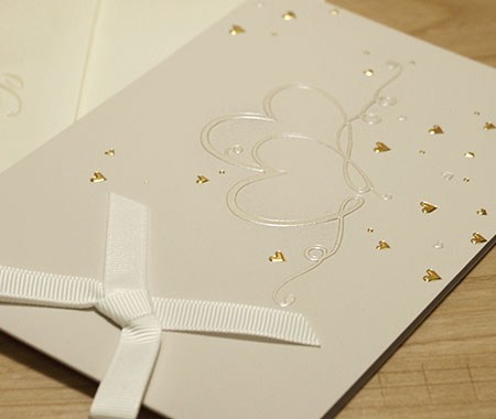 Partecipazione elegante grigio perla con cuori dorati