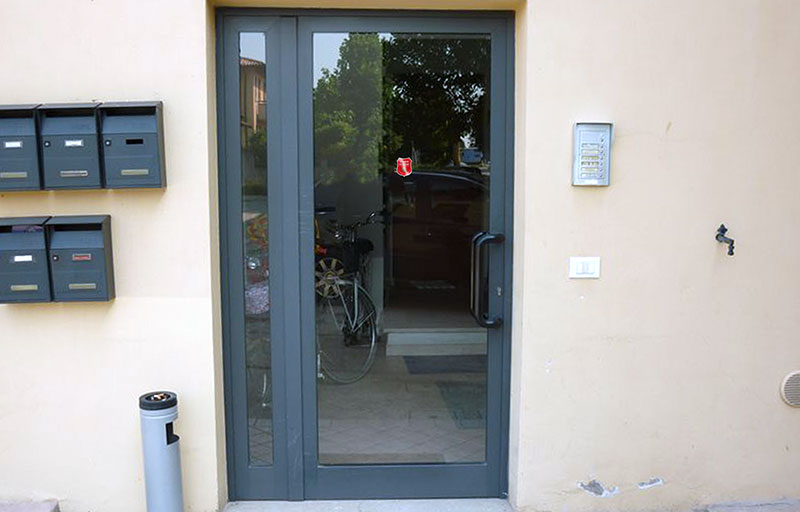 riproduzione adesivo su portone condominiale